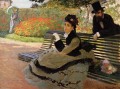 La playa también conocida como Camille Monet en un banco de jardín Claude Monet